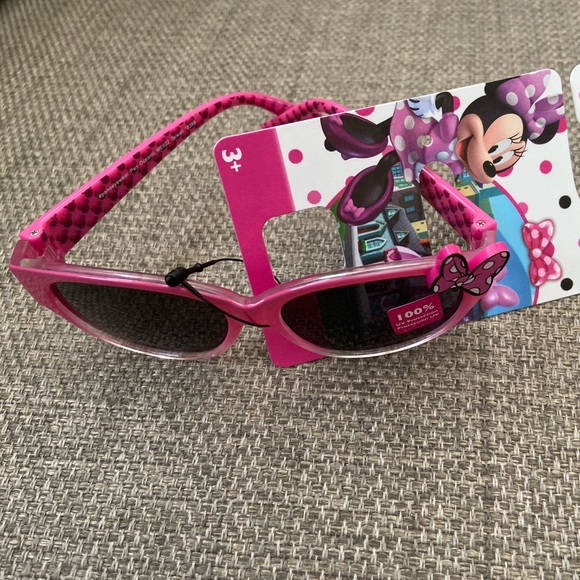 New Disney Pink Junior Kids Minnie Sunglasses - Picture 2 of 3